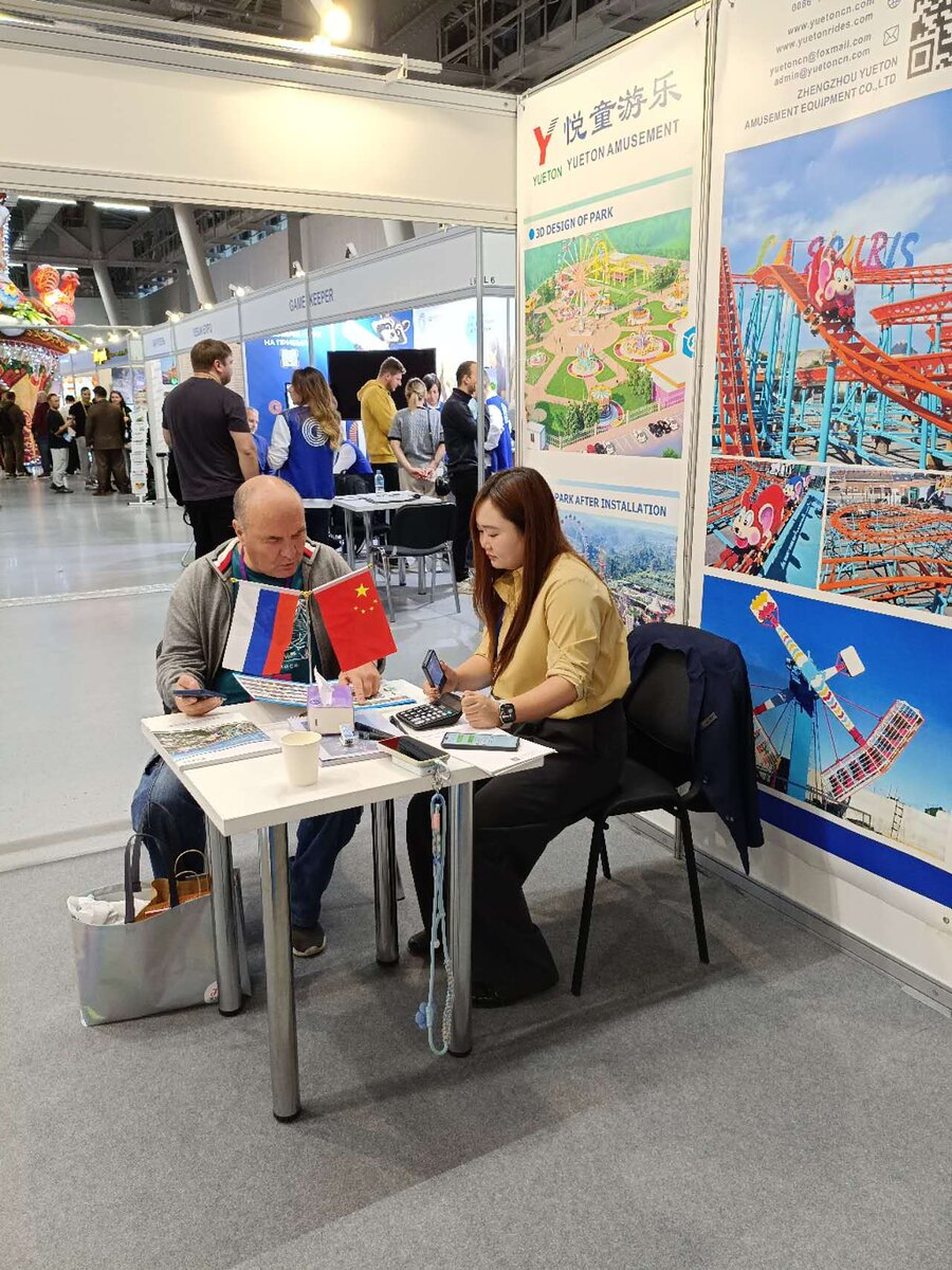 Переговоры с партнёрами на стенде Yueton, выставка RAAPA 2026