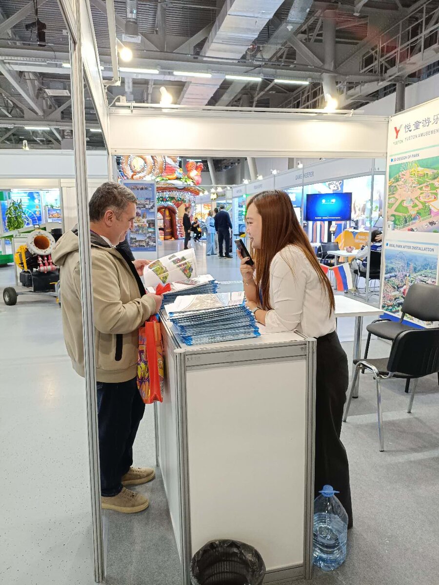 Экспозиция аттракционов Yueton на выставке RAAPA 2026 в Москве